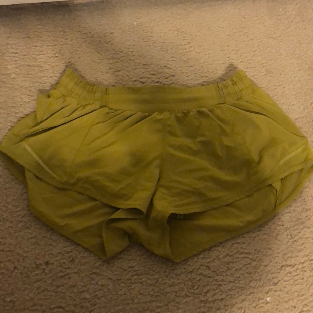 lululemon hotty hot shorts 2.5!!